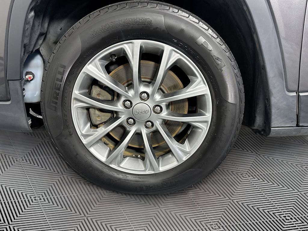 Used 2019 Jeep Cherokee Latitude Plus FWD image 29