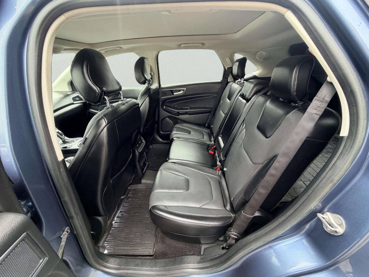 Used 2018 Ford Edge Titanium w/ Equipment Group 302A AWD/4WD image 26