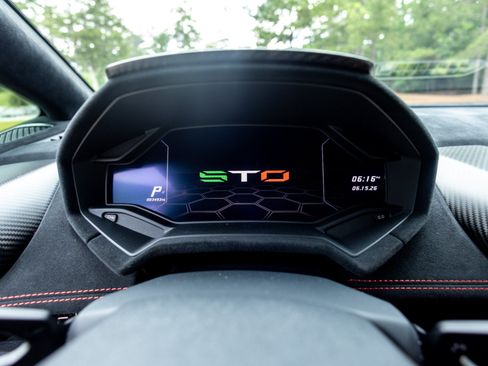 Used 2021 Lamborghini Huracan STO RWD image 29