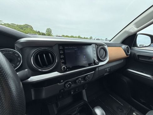 Used 2020 Toyota Tacoma SR5 RWD image 19