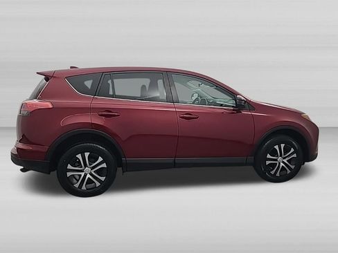 Used 2018 Toyota RAV4 LE AWD/4WD image 2