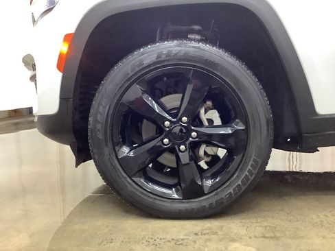 Used 2023 Jeep Grand Cherokee Altitude AWD/4WD image 25