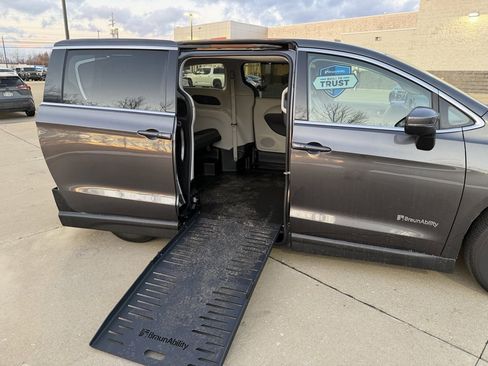 Used 2023 Chrysler Pacifica Touring-L image 26