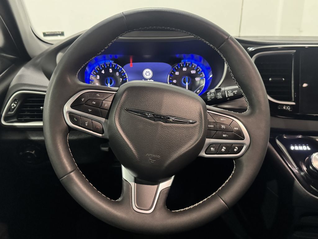 Used 2025 Chrysler Pacifica Select FWD image 5