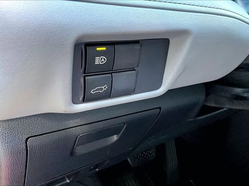 Used 2022 Toyota Highlander XLE AWD/4WD image 33