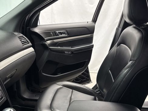 Used 2019 Ford Explorer XLT w/ Equipment Group 202A AWD/4WD image 21