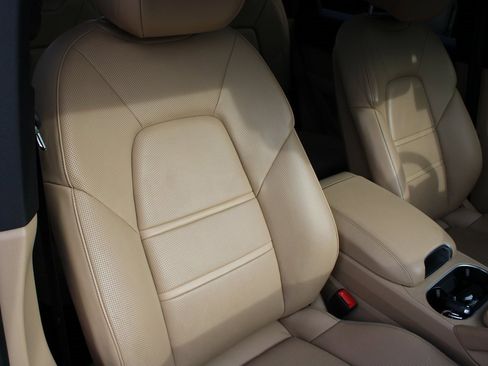 Used 2021 Porsche Cayenne image 27