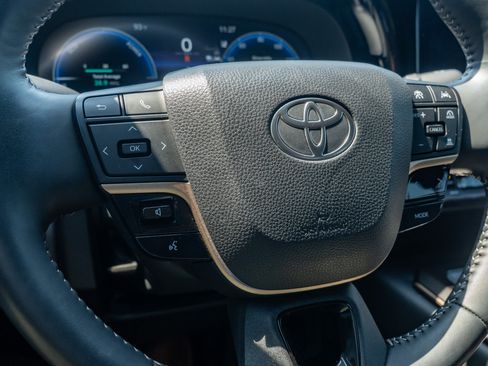 Used 2025 Toyota Crown AWD/4WD image 31