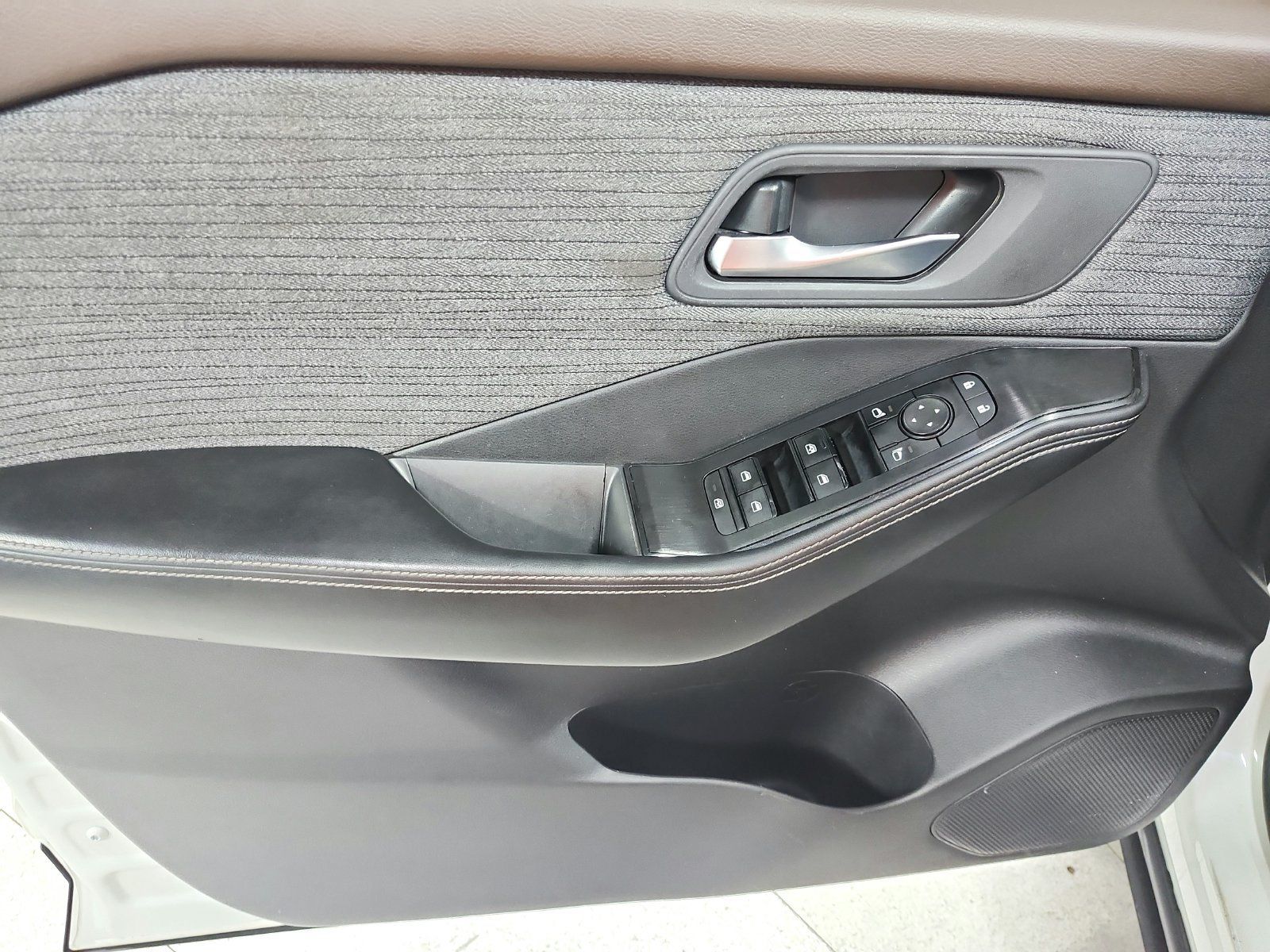 Used 2023 Nissan Rogue SV FWD image 34