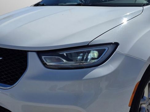 Used 2024 Chrysler Pacifica Touring-L image 13