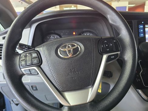 Used 2017 Toyota Sienna LE image 26