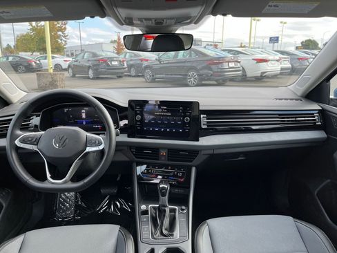 Used 2025 Volkswagen Jetta SE image 33