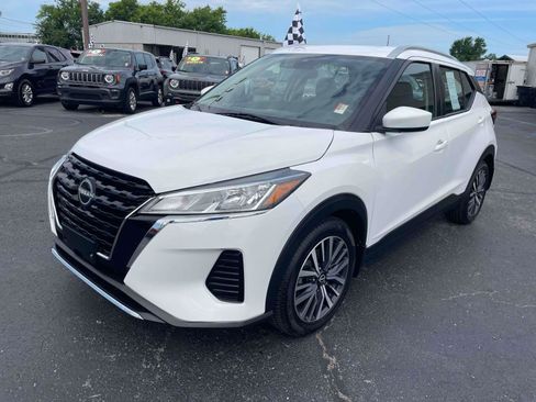 Used 2022 Nissan Kicks SV FWD image 2