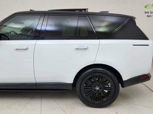 Used 2025 Land Rover Range Rover SE AWD/4WD image 10