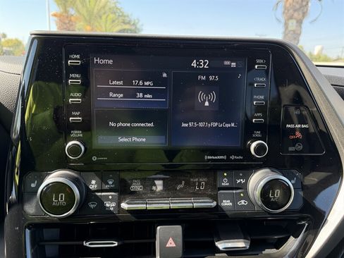 Used 2022 Toyota Highlander XLE AWD/4WD image 45