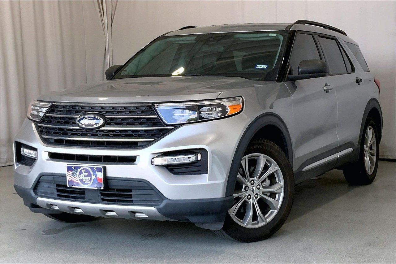 Used 2024 Ford Explorer XLT w/ Equipment Group 202A RWD image 2