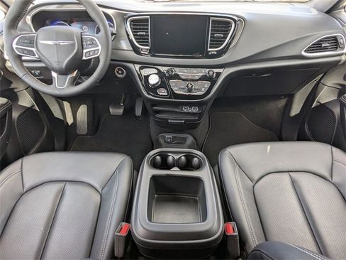 Used 2025 Chrysler Pacifica Select image 16