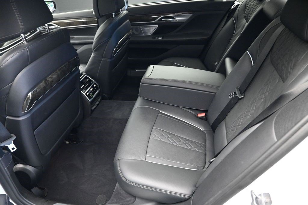 Used 2019 BMW 750i xDrive w/ Executive Package AWD/4WD image 18