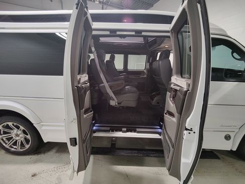 Used 2015 Chevrolet Express 2500 Extended image 16