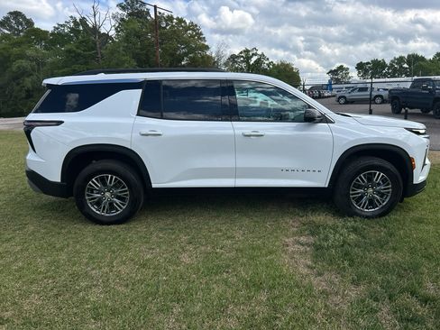Used 2024 Chevrolet Traverse LT image 7