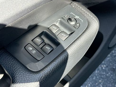 Used 2019 Volvo XC60 T5 Momentum w/ Premium Package image 18