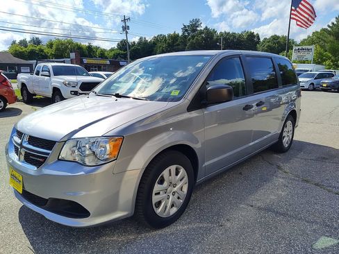 Used 2019 Dodge Grand Caravan SE FWD image 4