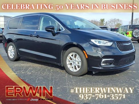 Certified 2024 Chrysler Pacifica Touring-L image 1