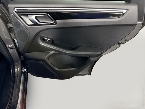 Used 2018 Porsche Macan AWD/4WD image 27