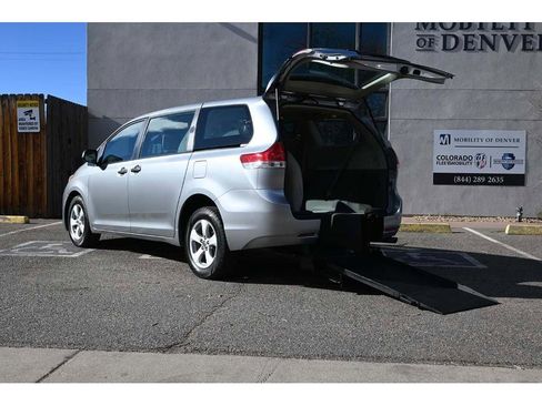 Used 2011 Toyota Sienna image 2