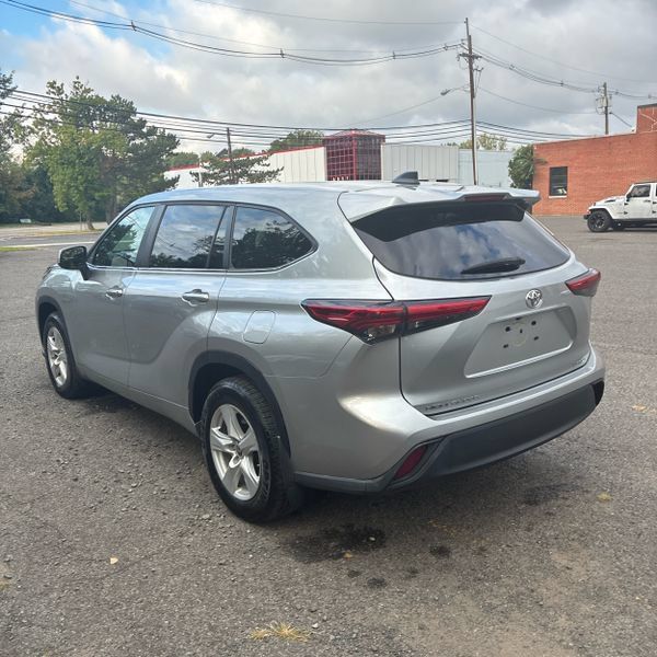 Used 2023 Toyota Highlander LE AWD/4WD image 2