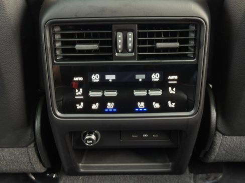 Used 2024 Porsche Cayenne Turbo AWD/4WD image 40