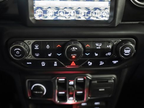 Used 2019 Jeep Wrangler Unlimited Sahara image 19