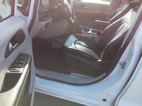 Used 2023 Chrysler Pacifica Touring-L FWD image 9