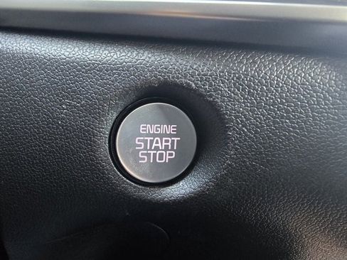 Used 2025 Kia Sorento S image 23