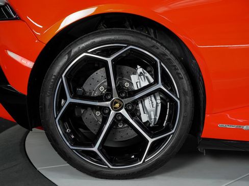 Used 2020 Lamborghini Huracan EVO RWD image 28