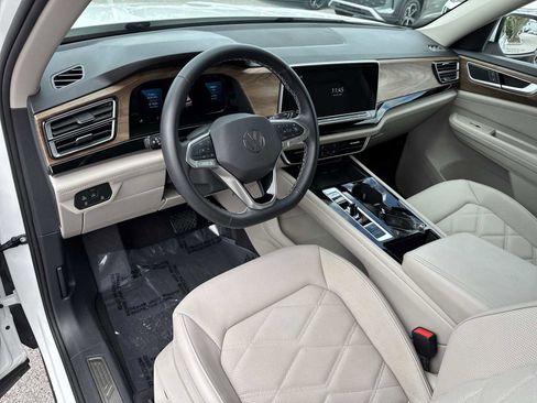 Certified 2025 Volkswagen Atlas SE image 2