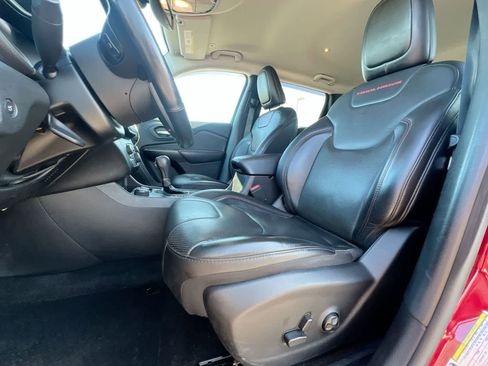 Used 2019 Jeep Cherokee Trailhawk AWD/4WD image 16