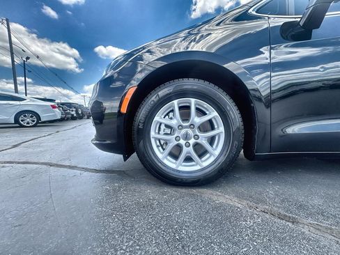 Used 2022 Chrysler Pacifica Touring-L FWD image 10