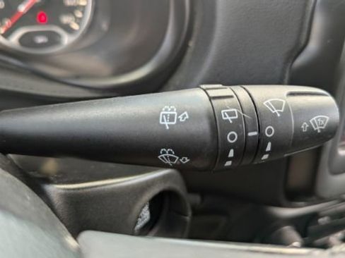 Used 2018 Jeep Renegade Latitude image 26