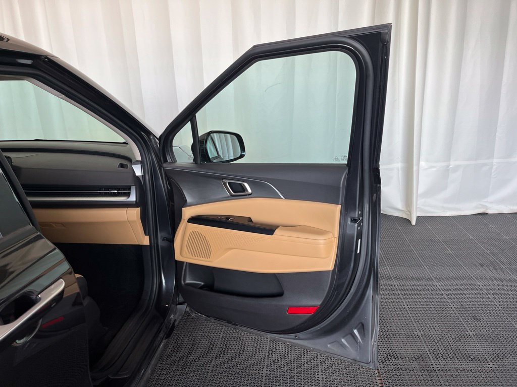 Used 2024 Kia Carnival LX FWD image 19