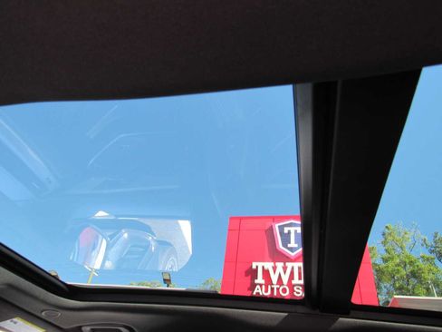 Used 2024 Jaguar F-PACE R-Dynamic S image 16