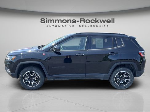 Used 2025 Jeep Compass Trailhawk w/ Trailhawk Convenience Group AWD/4WD image 2