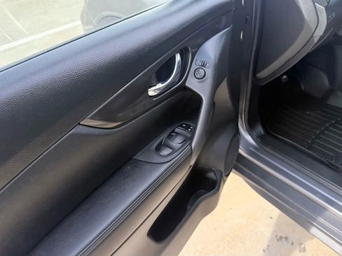 Used 2020 Nissan Rogue SV image 9