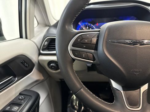 Used 2024 Chrysler Pacifica Touring-L image 17