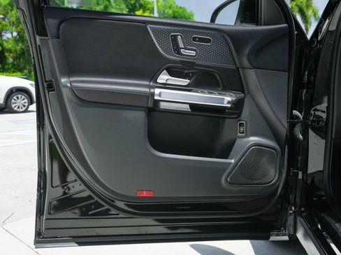 Used 2025 Mercedes-Benz GLB 250 image 34