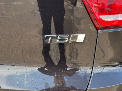 Used 2021 Volvo XC40 T5 R-Design w/ Climate Package image 13