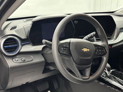 Used 2025 Chevrolet Trax LT image 13