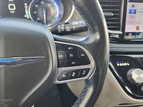 Used 2021 Chrysler Pacifica Touring-L image 16