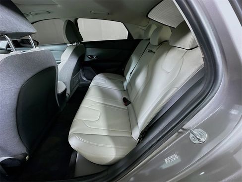 Used 2023 Hyundai Elantra Limited image 14