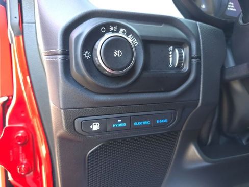 Used 2025 Jeep Wrangler Unlimited Sahara AWD/4WD image 16